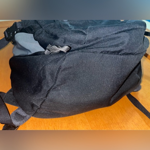 Patagonia Refugio 28L Backpack Black Hiking Daypack Laptop - Picture 5 of 9